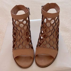 Vince Camuto  Lanaira tan sandals sz 6.5 like new